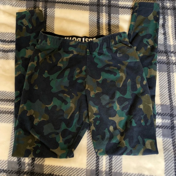 SOLD—-Nike Camo tights - Picture 3 of 6